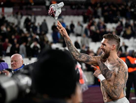 West Ham vs Beyer Leverkusen, UEFA Europa League Robert Andrich (Bayer Leverkusen) throws his shirt into tghe crowd at the end of the game during the West Ham vs Beyer Leverkusen UEFA Europa League quarter final, 2nd leg, match at the London Stadium, Stratford. London The London Stadium UK Copyright: xMartinxDaltonx WestHam_vs_Leverkusen_180424_MD_039