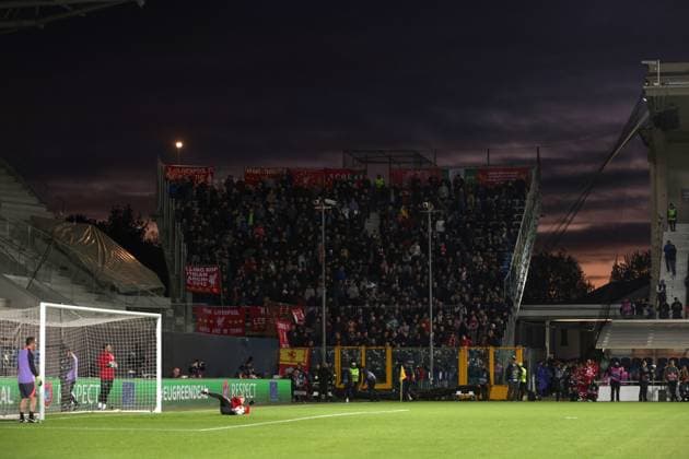 Sport Bilder des Tages Bergamo, Italy, 18th April 2024. Liverpool fans pictured in the visitors section of the stadium during the warm up prior to the UEFA Europa League match at Stadio di Bergamo , Bergamo. Picture credit should read: Jonathan Moscrop Sportimage EDITORIAL USE ONLY. No use with unauthorised audio, video, data, fixture lists, club league logos or live services. Online in-match use limited to 120 images, no video emulation. No use in betting, games or single club league player publications. SPI-3084-0040
