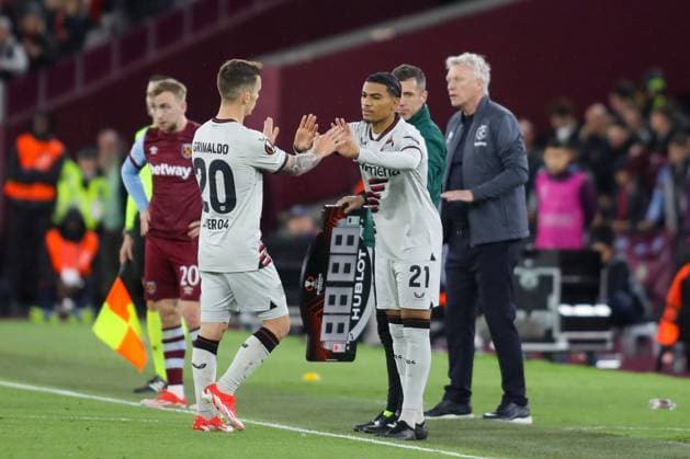 London, England, April 18th 2024: Alex Grimaldo (20 Bayer Leverkusen) is substituted by Amine Adli (21 Bayer Leverkusen) during the UEFA Europa League match between West Ham United and Bayer Leverkusen at the London Stadium in London, England (Alexander Canillas SPP) Copyright: xAlexanderxCanillas SPPx spp-en-AlCa-0V1A3720