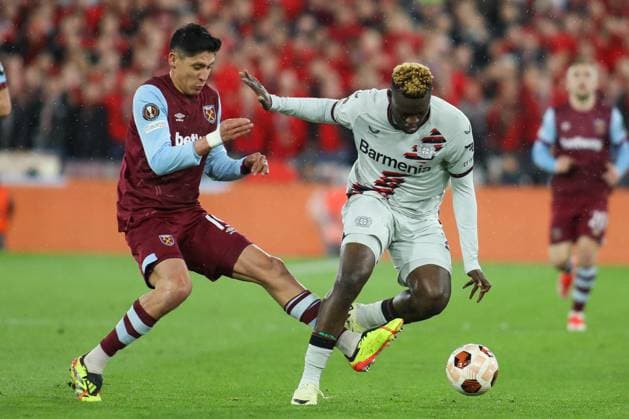 London, England, April 18th 2024: Edson Alvarez (19 West Ham United) clears the ball from Victor Boniface (22 Bayer Leverkusen) during the UEFA Europa League match between West Ham United and Bayer Leverkusen at the London Stadium in London, England (Alexander Canillas SPP) Copyright: xAlexanderxCanillas SPPx spp-en-AlCa-0V1A3979