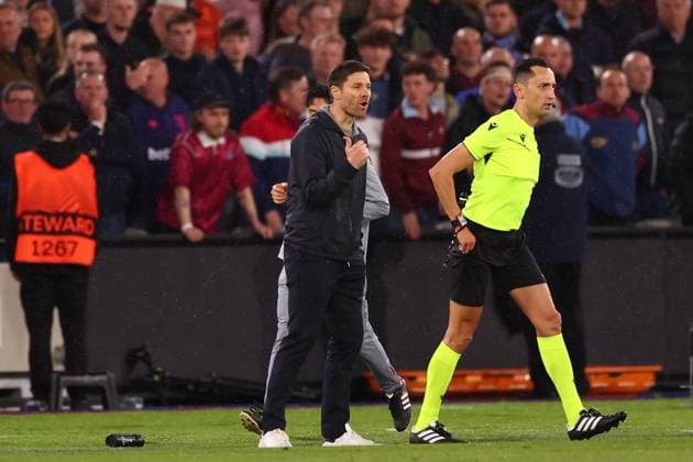 18th April 2024; London Stadium, London, England; Europa League Football, Quarter Final, Second Leg, West Ham United versus Bayer Leverkusen; Bayer Leverkusen Manager Xabi Alonso speaks to the referee  ActionPlus12631896 ShaunxBrooks