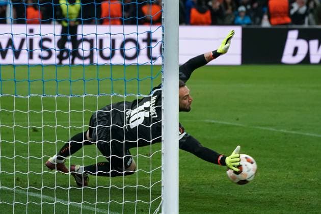 Pau Lopez (Olympique de Marseille) FOOTBALL : Olympique de Marseille vs SL Benfica - Ligue Europa - Quart de finale retour - Marseille - 18 04 2024 NorbertScanella Panoramic 