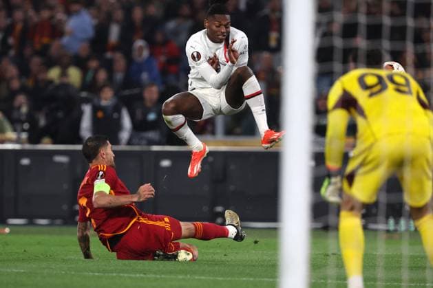 Football Europa League match - AS Roma vs AC Milan Rome, Italy 18.04.2024: Lorenzo Pellegrini of Roma, Rafael Leao of Milan during the UEFA Europa League 2023-2024, quarter final , football match between AS Roma vs AC Milan at Olympic Stadium in Rome. Rome Italy  Copyright: xIPAxSport ABACAx