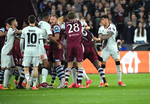 UEFA Europa League Quarter-Final: West Ham United F.C. vs. Bayer 04 Leverkusen A fight breaks between the West Ham and Leverkusen players during the UEFA Europa League Quarter-Final match between West Ham United F.C. and Bayer 04 Leverkusen on April 18 2024, in London, United Kingdom London London Stadium London United Kingdom Copyright: xAlexandraxFechetex Photo 18.04.2024, 20 32 08