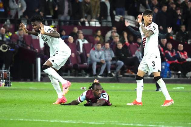 UEFA Europa League Quarter-Final: West Ham United F.C. vs. Bayer 04 Leverkusen Edmond Tapsoba and Michail Antonio in action during the UEFA Europa League Quarter-Final match between West Ham United F.C. and Bayer 04 Leverkusen on April 18 2024, in London, United Kingdom London London Stadium London United Kingdom Copyright: xAlexandraxFechetex Photo 18.04.2024, 21 14 31