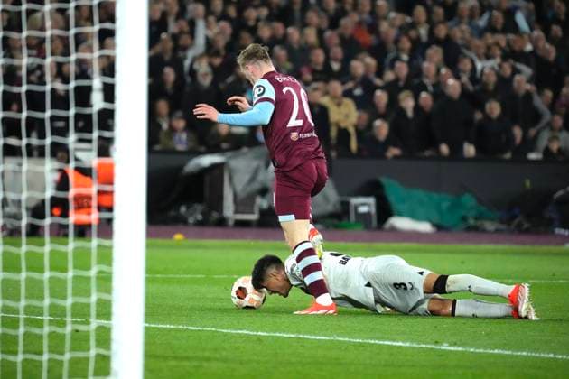 Sport Bilder des Tages UEFA Europa League Quarter-Final: West Ham United F.C. vs. Bayer 04 Leverkusen Piero Hincapie pushes the ball with his head away from Jarrod Bowen during the UEFA Europa League Quarter-Final match between West Ham United F.C. and Bayer 04 Leverkusen on April 18 2024, in London, United Kingdom London London Stadium London United Kingdom Copyright: xAlexandraxFechetex Photo 18.04.2024, 21 21 40