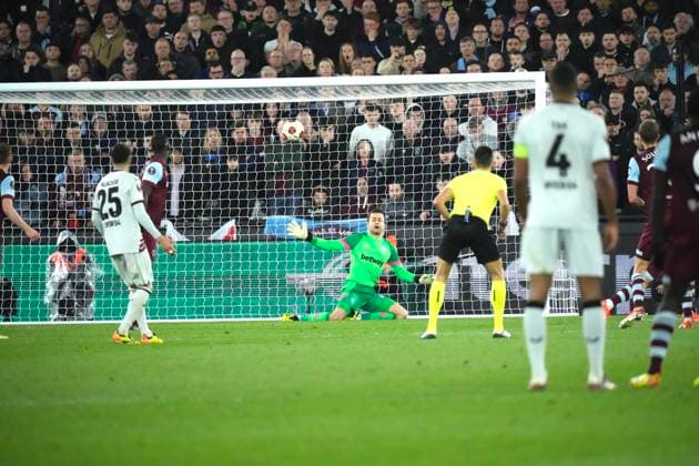 UEFA Europa League Quarter-Final: West Ham United F.C. vs. Bayer 04 Leverkusen Jeremie Frimpong scores during the UEFA Europa League Quarter-Final match between West Ham United F.C. and Bayer 04 Leverkusen on April 18 2024, in London, United Kingdom London London Stadium London United Kingdom Copyright: xAlexandraxFechetex Photo 18.04.2024, 21 50 43 (2)