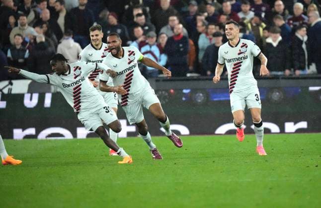 UEFA Europa League Quarter-Final: West Ham United F.C. vs. Bayer 04 Leverkusen Jeremie Frimpong scores and celebrates with his teammates Granit Xhaka, Jonathan Tah, and Josip Stanisic during the UEFA Europa League Quarter-Final match between West Ham United F.C. and Bayer 04 Leverkusen on April 18 2024, in London, United Kingdom London London Stadium London United Kingdom Copyright: xAlexandraxFechetex Photo 18.04.2024, 21 50 48