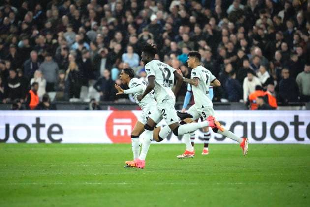 UEFA Europa League Quarter-Final: West Ham United F.C. vs. Bayer 04 Leverkusen Edmond Tapsoba and Piero Hincapie celebrate Jeremie Frimpong s goal during the UEFA Europa League Quarter-Final match between West Ham United F.C. and Bayer 04 Leverkusen on April 18 2024, in London, United Kingdom London London Stadium London United Kingdom Copyright: xAlexandraxFechetex Photo 18.04.2024, 21 50 53 (1)