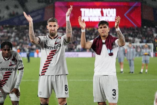 West Ham United FC v Bayer 04 Leverkusen Robert Andrich of Bayer Leverkusen and Piero HincapiÃ of Bayer Leverkusen clapping the aways fans after the West Ham United FC v Bayer 04 Leverkusen UEFA Europa League Quater-Finals 2nd Leg match at London Stadium, London, England, United Kingdom on 18 April 2024 Editorial use only. All images are copyright Every Second Media Limited. No images may be reproduced without prior permission. Copyright: xIMAGO EveryxSecondxMediax ESM-0986-0134