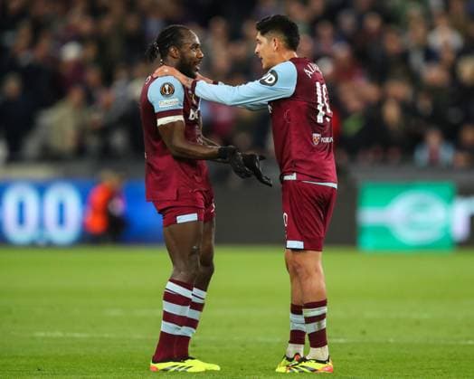 Sport Bilder des Tages UEFA Europa League Quarter-Final West Ham United v Bayer 04 Leverkusen Michail Antonio of West Ham United talks with Edson Ãlvarez of West Ham United during the UEFA Europa League Quarter-Final match West Ham United vs Bayer 04 Leverkusen at London Stadium, London, United Kingdom, 18th April 2024 (Photo by Gareth Evans News Images) London London Stadium United Kingdom Copyright: xGarethxEvans NewsxImagesx