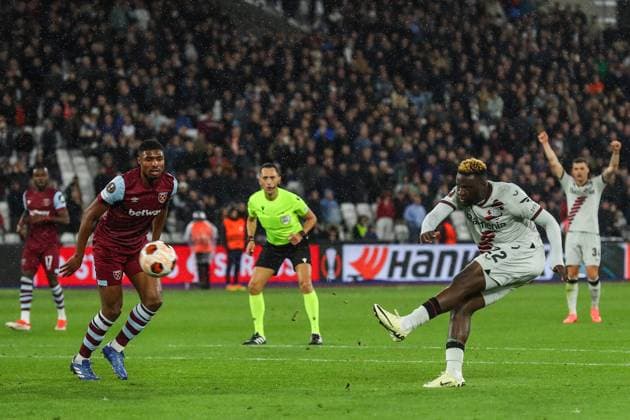 UEFA Europa League Quarter-Final West Ham United v Bayer 04 Leverkusen Victor Boniface of Bayer Leverkusen has a shot at goal during the UEFA Europa League Quarter-Final match West Ham United vs Bayer 04 Leverkusen at London Stadium, London, United Kingdom, 18th April 2024 (Photo by Gareth Evans News Images) London London Stadium United Kingdom Copyright: xGarethxEvans NewsxImagesx