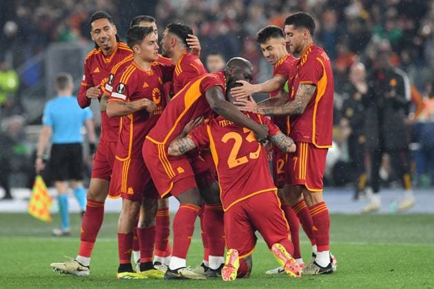 Soccer, Europa League match AS Roma v Milan Gianluca Mancini of AS Roma celebrates scoring his goal during the Uefa Europa League quarter final second leg match AS Roma v Milan at Olimpico stadium in Rome, Italy, 18th April, 2024. Imago-Images Emmefoto Copyright: xImago-Images Emmefotox