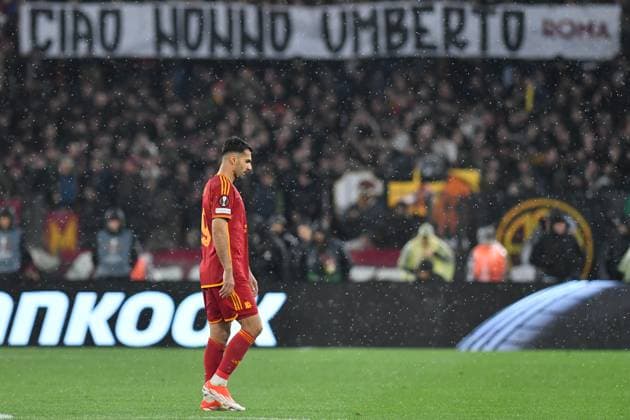 Soccer, Europa League match AS Roma v Milan Zeki Celik of AS Roma leaves the field after the expulsion during the Uefa Europa League quarter final second leg match AS Roma v Milan at Olimpico stadium in Rome, Italy, 18th April, 2024. Imago-Images Emmefoto Copyright: xImago-Images Emmefotox