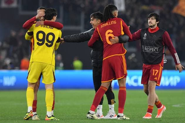 Soccer, Europa League match AS Roma v Milan Roma player s celebrating the victory at the end of the match during the Uefa Europa League quarter final second leg match AS Roma v Milan at Olimpico stadium in Rome, Italy, 18th April, 2024. Imago-Images Emmefoto Copyright: xImago-Images Emmefotox