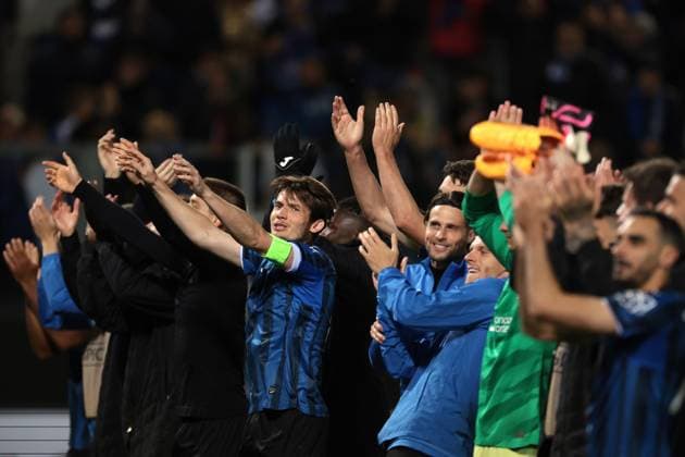 Bergamo, Italy, 18th April 2024. Atalanta BC players applaud their fans following the final whistle of the UEFA Europa League match at Stadio di Bergamo , Bergamo. Picture credit should read: Jonathan Moscrop Sportimage EDITORIAL USE ONLY. No use with unauthorised audio, video, data, fixture lists, club league logos or live services. Online in-match use limited to 120 images, no video emulation. No use in betting, games or single club league player publications. SPI-3084-0074