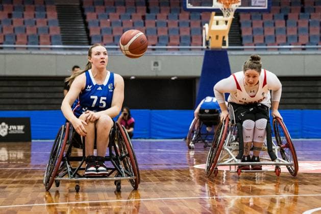 2024 IWBF Womens Repechage Canada France 19 04 2024 Charlene Coatantiec France, 75 on the ball, Arinn Young Canada, 6 2024 IWBF Womens Repechage Canada France Asue Arena, Osaka Copyright: xBEAUTIFULxSPORTS Wunderlx