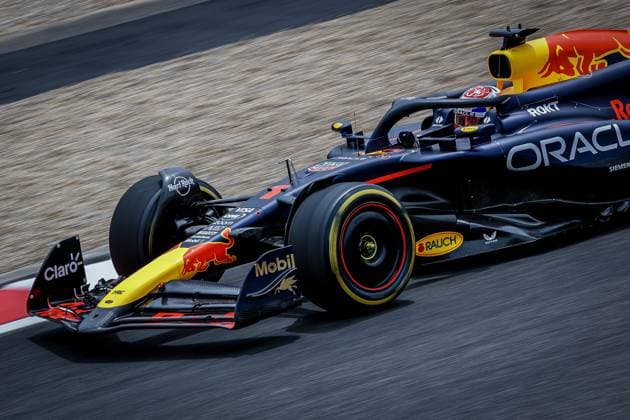 01 VERSTAPPEN Max (nld), Red Bull Racing RB20, action during the Formula 1 Lenovo Chinese Grand Prix 2024, 5th round of the 2024 Formula One World Championship, WM, Weltmeisterschaft from April 19 to 21, 2024 on the Shanghai International Circuit, in Shanghai, China - F1 - CHINESE GRAND PRIX 2024 DPPI Panoramic  03053