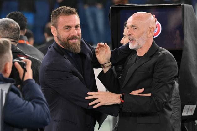 Foto IPP Luciano Adriani Roma 18 04 2024 Calcio Europa League 2023 2024 - quarti partita di ritorno Roma-Milan nella foto: il saluto tra i due allenatori, Daniele De Rossi allenatore della Roma e Stefano Pioli allenatore del Milan Italy Photo Press - World Copyright Roma italy Italia ITALY  Copyright: xR4924_italyphotopressx