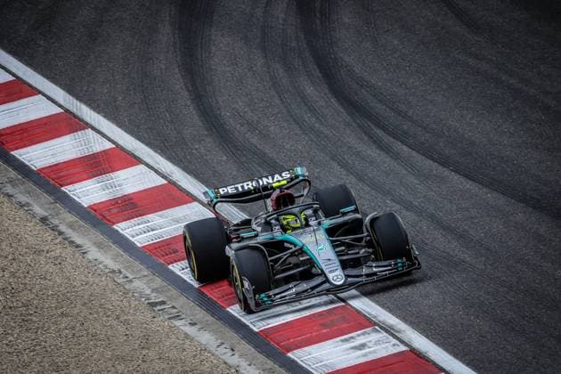 44 HAMILTON Lewis (gbr), Mercedes AMG F1 Team W15, action Qualifying Sprint Race during the Formula 1 Lenovo Chinese Grand Prix 2024, 5th round of the 2024 Formula One World Championship, WM, Weltmeisterschaft from April 19 to 21, 2024 on the Shanghai International Circuit, in Shanghai, China - F1 - CHINESE GRAND PRIX 2024 DPPI Panoramic  04082