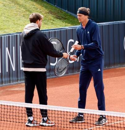 19 04 2024, BMW Open 2024, MTTC Iphitos Munich , Tennis, Sport, in the picture Alexander Zverev GER changes racket