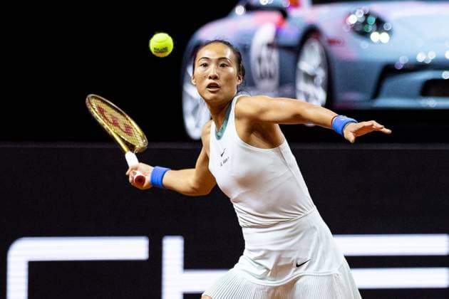 Zheng Qinwen CHN Zheng Qinwen CHN vs Marta Kostyuk UKR GER Porsche Tennis Grand Prix GP Stuttgart 2024, Porsche Arena, 18 04 2024 GER Porsche Tennis Grand Prix GP Stuttgart 2024 Porsche Arena, 18 04 2024 Stuttgart Copyright: xEibner-Pressefoto RogerxBuerkex EP