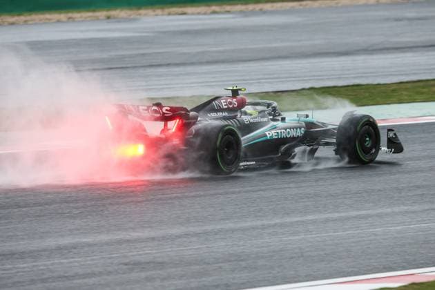 44 HAMILTON Lewis (gbr), Mercedes AMG F1 Team W15, action during the Formula 1 Lenovo Chinese Grand Prix 2024, 5th round of the 2024 Formula One World Championship, WM, Weltmeisterschaft from April 19 to 21, 2024 on the Shanghai International Circuit, in Shanghai, China - F1 - CHINESE GRAND PRIX 2024 DPPI Panoramic  240419_R05_CHINA_DP_XB3_2436