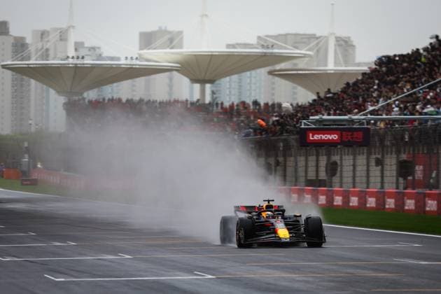 01 VERSTAPPEN Max (nld), Red Bull Racing RB20, action during the Formula 1 Lenovo Chinese Grand Prix 2024, 5th round of the 2024 Formula One World Championship, WM, Weltmeisterschaft from April 19 to 21, 2024 on the Shanghai International Circuit, in Shanghai, China - F1 - CHINESE GRAND PRIX 2024 DPPI Panoramic  240419_R05_CHINA_DP_FG008662