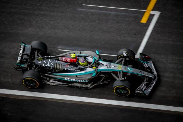 44 HAMILTON Lewis (gbr), Mercedes AMG F1 Team W15, action Qualifying Sprint Race during the Formula 1 Lenovo Chinese Grand Prix 2024, 5th round of the 2024 Formula One World Championship, WM, Weltmeisterschaft from April 19 to 21, 2024 on the Shanghai International Circuit, in Shanghai, China - F1 - CHINESE GRAND PRIX 2024 DPPI Panoramic  04963