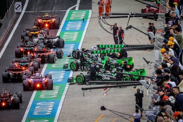 Sport Bilder des Tages pitlane, Qualifying Sprint Race during the Formula 1 Lenovo Chinese Grand Prix 2024, 5th round of the 2024 Formula One World Championship, WM, Weltmeisterschaft from April 19 to 21, 2024 on the Shanghai International Circuit, in Shanghai, China - F1 - CHINESE GRAND PRIX 2024 DPPI Panoramic  04333