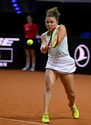 Jasmine Paolini ITA Action Tennis Ladies Porsche Cup Porsche Tennis Grand Prix GP Stuttgart 2024 Porsche Arena 19 04 2024 DFL REGULATIONS PROHIBIT ANY USE OF PHOTOGRAPHS AS IMAGE SEQUENCES AND OR QUASI VIDEO Porsche Tennis Grand Prix GP Stuttgart 2024