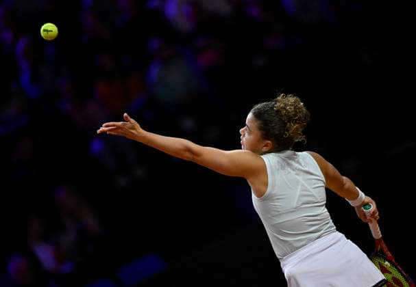 Jasmine Paolini ITA Action Serve Tennis Ladies Porsche Cup Porsche Tennis Grand Prix GP Stuttgart 2024 Porsche Arena 19 04 2024 DFL REGULATIONS PROHIBIT ANY USE OF PHOTOGRAPHS AS IMAGE SEQUENCES AND OR QUASI VIDEO Porsche Tennis Grand Prix GP Stuttgart 2024