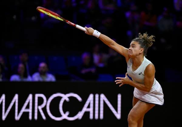 Jasmine Paolini ITA Action Serve Tennis Ladies Porsche Cup Porsche Tennis Grand Prix GP Stuttgart 2024 Porsche Arena 19 04 2024 DFL REGULATIONS PROHIBIT ANY USE OF PHOTOGRAPHS AS IMAGE SEQUENCES AND OR QUASI VIDEO Porsche Tennis Grand Prix GP Stuttgart 2024