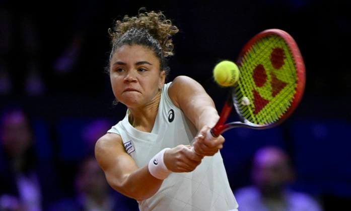 Jasmine Paolini ITA Action Tennis Ladies Porsche Cup Porsche Tennis Grand Prix GP Stuttgart 2024 Porsche Arena 19 04 2024 DFL REGULATIONS PROHIBIT ANY USE OF PHOTOGRAPHS AS IMAGE SEQUENCES AND OR QUASI VIDEO Porsche Tennis Grand Prix GP Stuttgart 2024