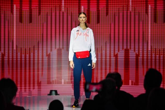 Paris 2024, Modenschau Team Polen, Präsentation der Teamkleidung für die Olympischen Sommerspiele WARSZAWA 19.04.2024 CENTRUM OLIMPIJSKIE PKOL - PREZENTACJA OFICJALNEJ KOLEKCJI UBRAN PRZYGOTOWANEJ PRZEZ FIRMY ADIDAS I BIZUU NA XXXIII LETNIE IGRZYSKA OLIMPIJSKIE 2024 W PARYZU --- POLISH PKOL OLYMPIC CENTER - PRESENTATION OF THE OFFICIAL CLOTHING COLLECTION PREPARED BY ADIDAS AND BIZUU FOR THE XXXIII SUMMER Olympic Games, Olympische Spiele, Olympia, OS 2024 IN PARIS FOT. JACEK PRONDZYNSKI FOTOPYK NEWSPIX.PL --- Newspix.pl POLAND OUT!  240419JAC022