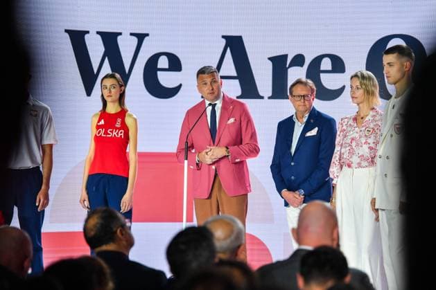 Paris 2024, Modenschau Team Polen, Präsentation der Teamkleidung für die Olympischen Sommerspiele WARSZAWA 19.04.2024 CENTRUM OLIMPIJSKIE PKOL - PREZENTACJA OFICJALNEJ KOLEKCJI UBRAN PRZYGOTOWANEJ PRZEZ FIRMY ADIDAS I BIZUU NA XXXIII LETNIE IGRZYSKA OLIMPIJSKIE 2024 W PARYZU --- POLISH PKOL OLYMPIC CENTER - PRESENTATION OF THE OFFICIAL CLOTHING COLLECTION PREPARED BY ADIDAS AND BIZUU FOR THE XXXIII SUMMER Olympic Games, Olympische Spiele, Olympia, OS 2024 IN PARIS RADOSLAW PIESIEWICZ ROMUALD SZMIDT FOT. JACEK PRONDZYNSKI FOTOPYK NEWSPIX.PL --- Newspix.pl POLAND OUT!  240419JAC052