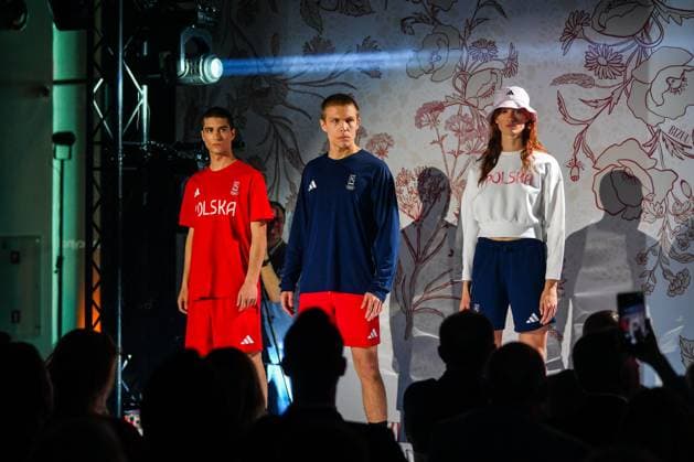 Paris 2024, Modenschau Team Polen, Präsentation der Teamkleidung für die Olympischen Sommerspiele WARSZAWA 19.04.2024 CENTRUM OLIMPIJSKIE PKOL - PREZENTACJA OFICJALNEJ KOLEKCJI UBRAN PRZYGOTOWANEJ PRZEZ FIRMY ADIDAS I BIZUU NA XXXIII LETNIE IGRZYSKA OLIMPIJSKIE 2024 W PARYZU --- POLISH PKOL OLYMPIC CENTER - PRESENTATION OF THE OFFICIAL CLOTHING COLLECTION PREPARED BY ADIDAS AND BIZUU FOR THE XXXIII SUMMER Olympic Games, Olympische Spiele, Olympia, OS 2024 IN PARIS FOT. JACEK PRONDZYNSKI FOTOPYK NEWSPIX.PL --- Newspix.pl POLAND OUT!  240419JAC056