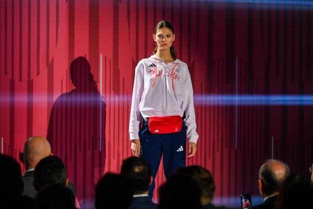 Paris 2024, Modenschau Team Polen, Präsentation der Teamkleidung für die Olympischen Sommerspiele WARSZAWA 19.04.2024 CENTRUM OLIMPIJSKIE PKOL - PREZENTACJA OFICJALNEJ KOLEKCJI UBRAN PRZYGOTOWANEJ PRZEZ FIRMY ADIDAS I BIZUU NA XXXIII LETNIE IGRZYSKA OLIMPIJSKIE 2024 W PARYZU --- POLISH PKOL OLYMPIC CENTER - PRESENTATION OF THE OFFICIAL CLOTHING COLLECTION PREPARED BY ADIDAS AND BIZUU FOR THE XXXIII SUMMER Olympic Games, Olympische Spiele, Olympia, OS 2024 IN PARIS FOT. JACEK PRONDZYNSKI FOTOPYK NEWSPIX.PL --- Newspix.pl POLAND OUT!  240419JAC057