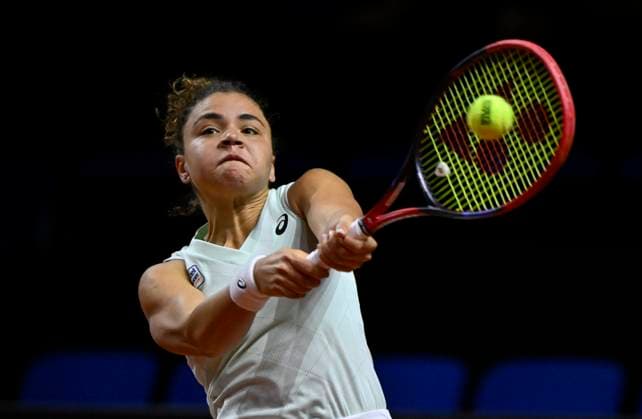 Jasmine Paolini ITA Action Tennis Ladies Porsche Cup Porsche Tennis Grand Prix GP Stuttgart 2024 Porsche Arena 19 04 2024 DFL REGULATIONS PROHIBIT ANY USE OF PHOTOGRAPHS AS IMAGE SEQUENCES AND OR QUASI VIDEO Porsche Tennis Grand Prix GP Stuttgart 2024
