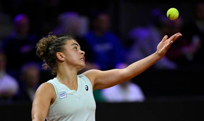 Jasmine Paolini ITA Action Serve Tennis Ladies Porsche Cup Porsche Tennis Grand Prix GP Stuttgart 2024 Porsche Arena 19 04 2024 DFL REGULATIONS PROHIBIT ANY USE OF PHOTOGRAPHS AS IMAGE SEQUENCES AND OR QUASI VIDEO Porsche Tennis Grand Prix GP Stuttgart 2024
