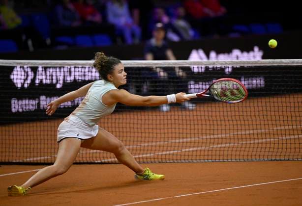 Jasmine Paolini ITA Action Tennis Ladies Porsche Cup Porsche Tennis Grand Prix GP Stuttgart 2024 Porsche Arena 19 04 2024 DFL REGULATIONS PROHIBIT ANY USE OF PHOTOGRAPHS AS IMAGE SEQUENCES AND OR QUASI VIDEO Porsche Tennis Grand Prix GP Stuttgart 2024