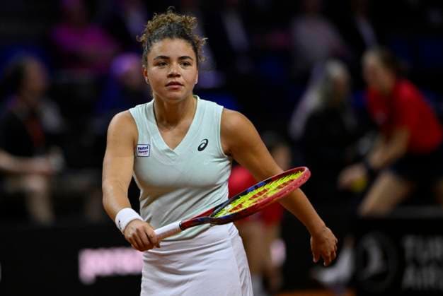 Jasmine Paolini ITA Tennis Ladies Porsche Cup Porsche Tennis Grand Prix GP Stuttgart 2024 Porsche Arena 19 04 2024 DFL REGULATIONS PROHIBIT ANY USE OF PHOTOGRAPHS AS IMAGE SEQUENCES AND OR QUASI VIDEO Porsche Tennis Grand Prix GP Stuttgart 2024