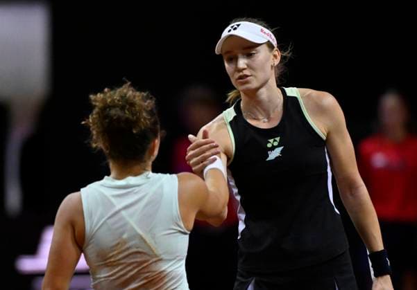 Jasmine Paolini ITA congratulates Elena Rybakina KAZ Cheers Joy Emotion Gesture Gesture Tennis Ladies Porsche Cup Porsche Tennis Grand Prix GP Stuttgart 2024 Porsche Arena 19 04 2024 DFL REGULATIONS PROHIBIT ANY USE OF PHOTOGRAPHS AS IMAGE SEQUENCES AND OR QUASI VIDEO Porsche Tennis Grand Prix GP Stuttgart 2024