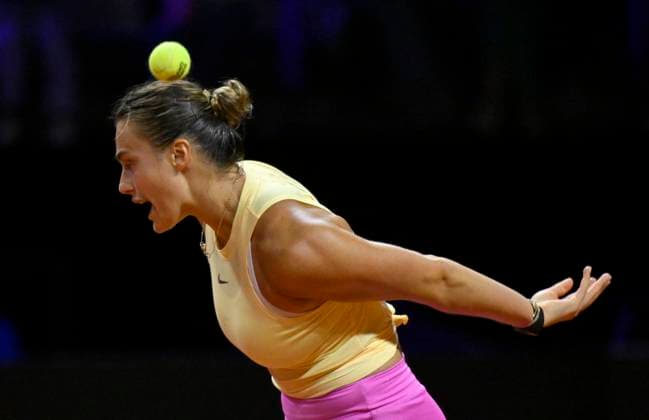 Aryna Sabalenka BLR disappointed gesture gesture peppers ball on floor on head curious tennis ladies Porsche Cup Porsche Tennis Grand Prix GP Stuttgart 2024 Porsche Arena 19 04 2024 DFL REGULATIONS PROHIBIT ANY USE OF PHOTOGRAPHS AS IMAGE SEQUENCES AND OR QUASI VIDEO Porsche Tennis Grand Prix GP Stuttgart 2024