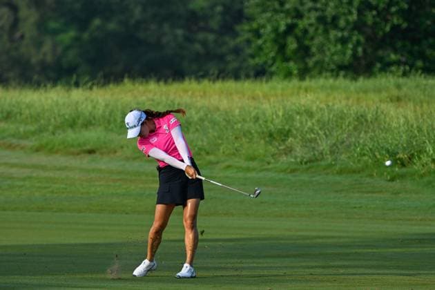THE WOODLANDS, TX - APRIL 19: Minjee Lee (AUS) hits her approach shot on 2 during Rd2 of the Chevron Championship at The Club at Carlton Woods on April 19, 2024 in The Woodlands, Texas. (Photo by Ken Murray Icon Sportswire) GOLF: APR 19 LPGA, Golf Damen The Chevron Championship EDITORIAL USE ONLY Icon240419034