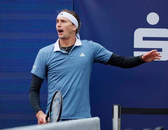 19 04 2024, BMW Open 2024, MTTC Iphitos Muenchen , Tennis, Sport, in the picture Alexander Zverev GER goes to the tournament supervisor to complain