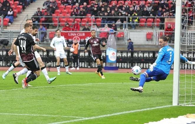 19 04 2024 Soccer season 2023 2024 2 Soccer Bundesliga 30 Matchday 1 FC Nuremberg FCN Club SC Paderborn 07 SCP Sportfoto Zink DaMa xdaxmax DFL regulations prohibit any use of photographs as image sequences and or quasi video only for editorial use Carl Klaus 1, 1 FC Nuremberg FCN keeps header header header header chance by Adriano Grimaldi 39, SC Paderborn