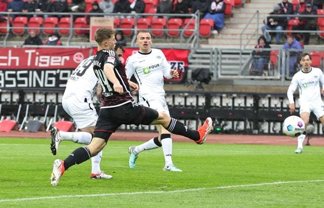 19 04 2024 Soccer Season 2023 2024 2 Soccer Bundesliga 30 Matchday 1 FC Nürnberg FCN Club SC Paderborn 07 SCP Sportfoto Zink DaMa xdaxmax DFL regulations prohibit any use of photographs as image sequences and or quasi video only for editorial use Adriano Grimaldi 39, SC Paderborn with header gg Finn Jeltsch 44, 1 FC Nürnberg FCN