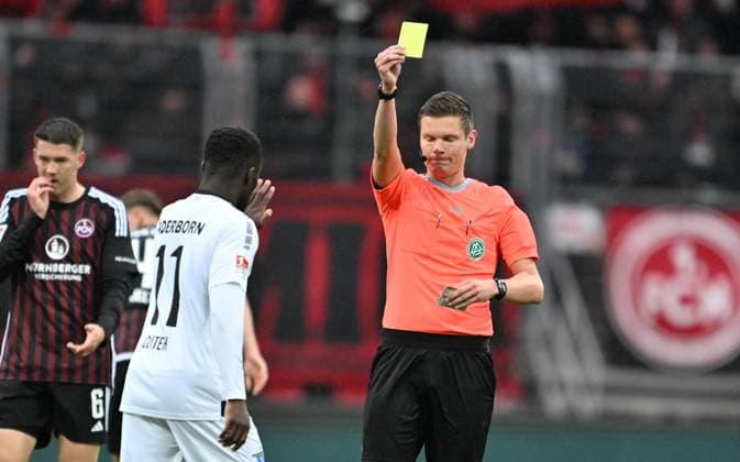 19 04 2024 Soccer Season 2023 2024 2 Soccer Bundesliga 30 Matchday 1 FC Nürnberg FCN Club SC Paderborn 07 SCP Sportfoto Zink xwoxzix DFL regulations prohibit any use of photographs as image sequences and or quasi video only for editorial use Florian Exner Referee shows Sirlord Conteh 11, SC Paderborn 07 yellow card yellow
