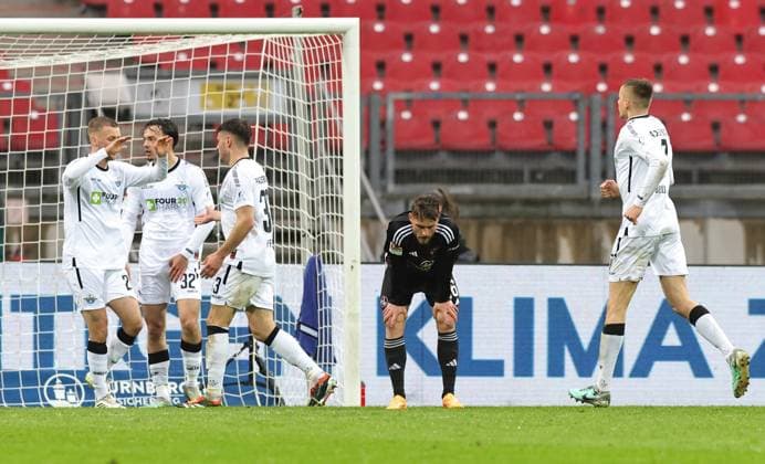 19 04 2024 Soccer Season 2023 2024 2 Soccer Bundesliga 30 Matchday 1 FC Nürnberg FCN Club SC Paderborn 07 SCP Sportfoto Zink DaMa xdaxmax DFL regulations prohibit any use of photographs as image sequences and or quasi video only for editorial use Lukas Schleimer 36, 1 FC Nürnberg FCN disappointed Disappointment Team Team of SC Paderborn claps off